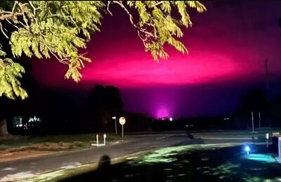 Moradores da cidade de Mildura ficaram confusos com um brilho rosa no céu.