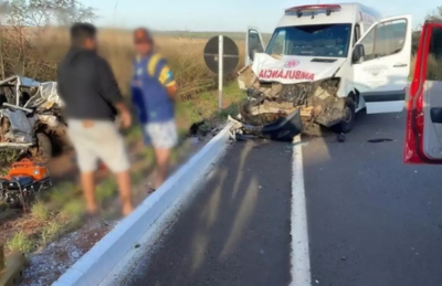 Fiat Uno e ambulância destruídos após batida em rodovia 