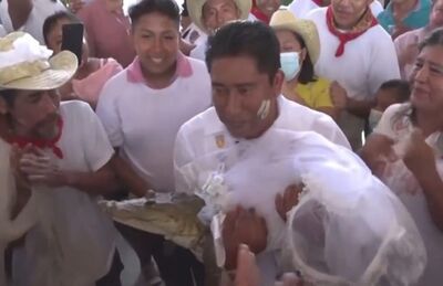 Prefeito de cidade mexicana se casa com jacaré durante ritual antigo