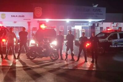 Acusado e policiais no momento em frente à Delegacia de Polícia Civil de Costa Rica