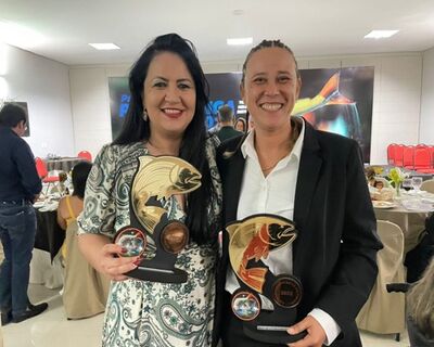 Rosanne Simões Pedroso, da Agência Viva Bonito, terceira vez consecutiva recebendo premiação.