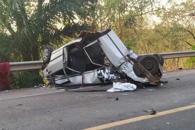 Fiat Uno ficou destruído após o acidente que matou três passageiros deste veículo, além de um ocupante do Renault Duster