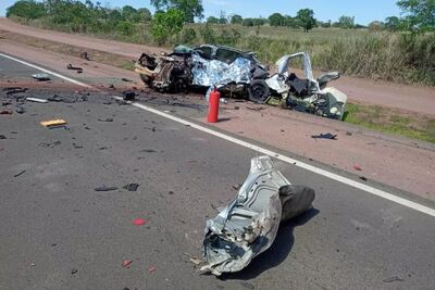 Carro ficou destruído com o impacto. 