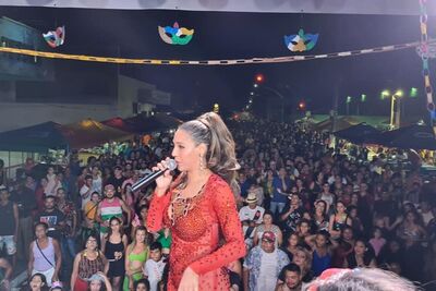 Regina Bombom animou a primeira noite de carnaval em Coxim.
