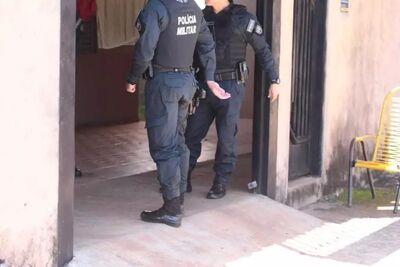Policiais militares em frente a casa onde o homem mora com a mãe.