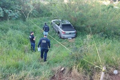 Caminhonete dirigida pela vítima saiu da rodovia e caiu em ribanceira  Foto: Osvaldo Duarte/Dourados News