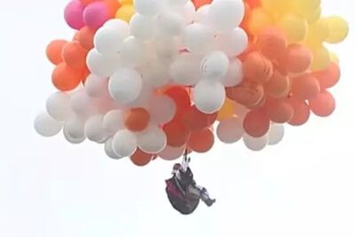 Padre Adelir Antônio de Carli durante voo com balões. 
