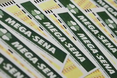 Várias cartelas de aposta da Mega-Sena; com apenas R$ 4,50 apostador de Minas Gerais acertou sozinho os seis números e ficou milionário. 