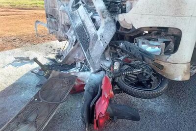 Motocicleta ficou parcialmente destruída após colidir com carreta. 