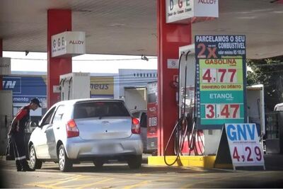 Gasolina a R$ 4,77 no posto Alloy, na Avenida Fernando Corrêa da Costa esquina com a Rua 14 de Julho 