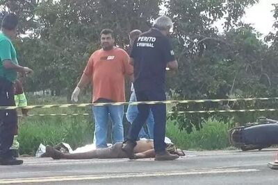 Corpo da vítima caída na pista logo após o acidente