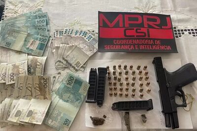 Dinheiro, armas e munições que foram apreendidos durante a operação deflagrada pelo Gaeco