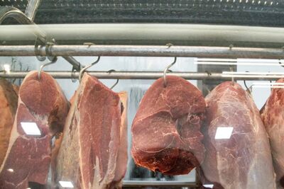 Carnes precisam ser armazenadas com refrigeração adequada. 