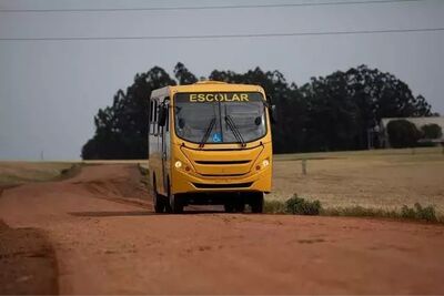 Ônibus escolar em área rural de Nova Andradina. 