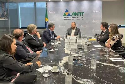Governador Eduardo Ridel e secretário na sede da ANTT em Brasília.