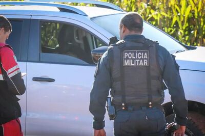 Mulher foi encontrada dentro de camionete. 