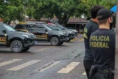 Agentes da Polícia Federal e viaturas.