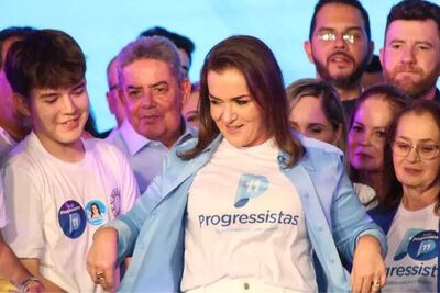 Adriane Lopes veste a camisa do novo partido, o Progressistas.