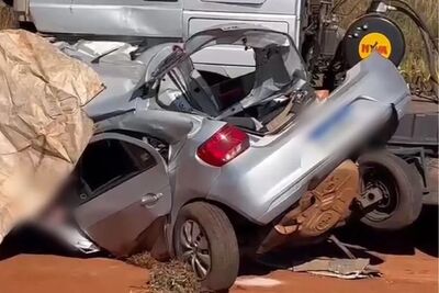 Carro com dois jovens foi arrastado por 80 metros após colisão frontal com carreta na MS-157, em Maracaju (MS). 