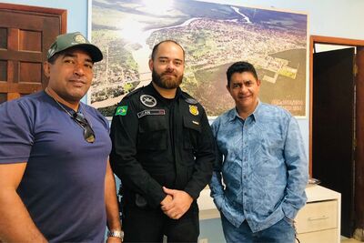 Jean Carlos Cunha, ladeado por Ivaldo Lopes e Almiro Miranda Reis (Miro).