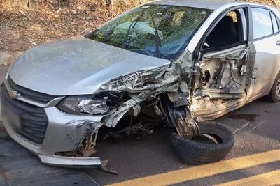 Onix teve a lateral destruída e perdeu uma das rodas após acidente.