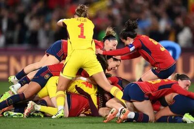 Espanholas comemorando o título inédito da Copa do Mundo separadas do técnico.