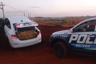 Cruze abandonado após bater no barranco em trecho de obras da BR-463