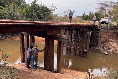 Ponte sobre o Córrego da Onça.