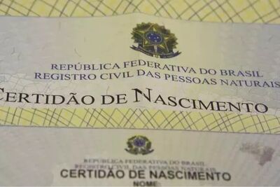 Certidão de nascimento emitida em papel timbrado. 