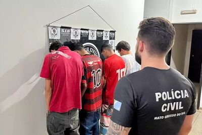 Os quatro presos pela Polícia Civil; eles confessaram o crime