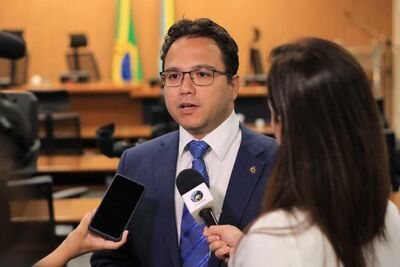 Deputado Pedrossian Neto concede entrevista à rádio e à TV Alems.