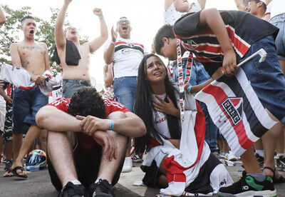 Depois do apito final, torcedores choram e vibram com conquista do São Paulo. 