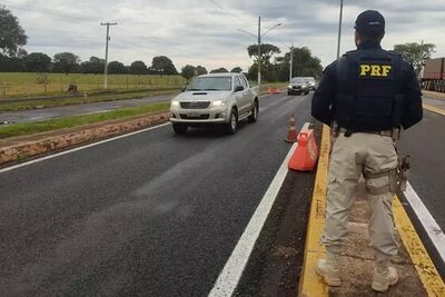 Policial rodoviário federal durante fiscalização no Estado. 