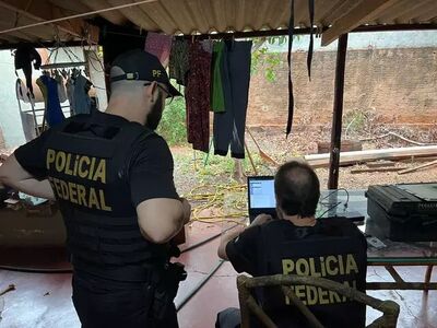 Policiais federais vasculham computador de homem preso hoje em Guia Lopes da Laguna (Foto: Divulgação)