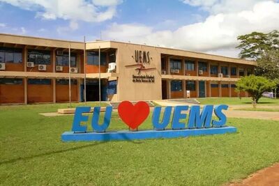 Letreiro em frente de fachada da Universidade Estadual do Mato Grosso do Sul