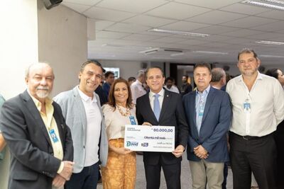 Entrega simbólica da emenda parlamentar à diretora da Santa Casa, Alir Terra, e diretores do hospital, realizada em agosto, na ALEMS.