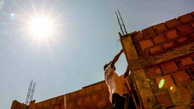 Trabalhadores da construção civil aderem a medidas diante da onda de calor 