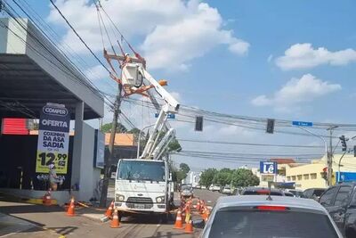 Energisa fazendo reparos na rede de energia em Campo Grande