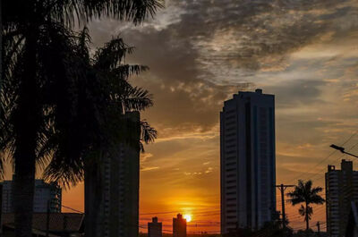 Nascer do sol na Avenida Ministro João Arinos, em Campo Grande (Foto: Henrique Kawaminami)