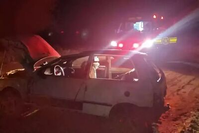 Carro destruído após capotar em estrada de São Gabriel do Oeste. (Foto: Idest)