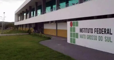 Fachada de prédio da UFMS, em Campo Grande. 