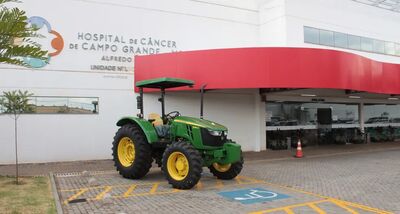 Trator está sendo rifado para ajudar a pagar as contas do Hospital de Câncer.