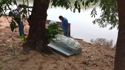 Corpo de Diego sendo retirado do Rio Taquari na sexta-feira. 