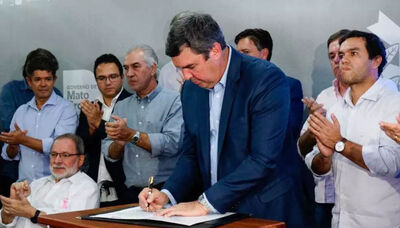 Governador Eduardo Riedel assinando o contrato de parcerias. (Foto: Alex Machado) 