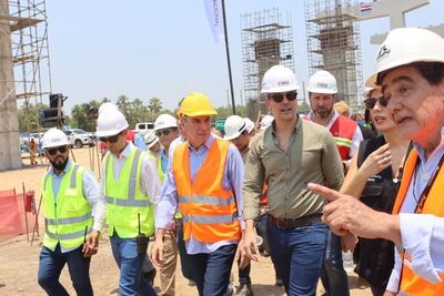 Deputado Paulo Corrêa, 1º secretário da ALEMS, durante visita às obras da Ponte Bioceânica; construção está com 40% de execução.