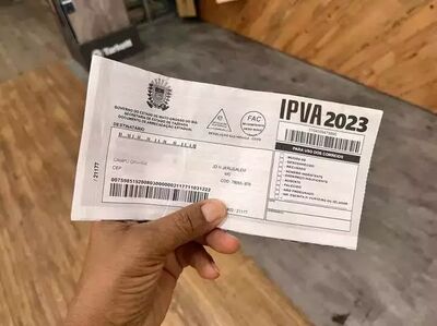 Envelope com a cobrança do IPVA 2023. 