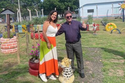 Diretora do CEI Rita Portela e o prefeito de Coxim Edilson Magro, no terreno revitalizado