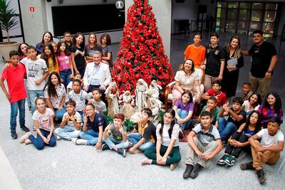 Deputado Roberto Hashioka recebe crianças e adolescentes do Lar Pequeno Assis na Alems.