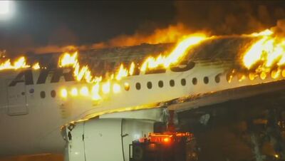 Aeronave da Japan Airlines pega fogo em aeroporto de Tóquio no dia 2 de janeiro de 2024.