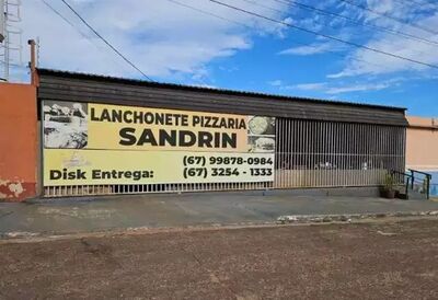 Lanhonete e pizzaria onde Tiago foi morto por engano na noite de sábado, por volda das 22h.